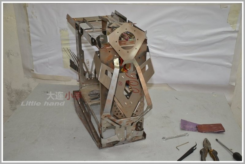 Illustration for article titled Custom Steel PC Case Looks Like A Weird Transformer